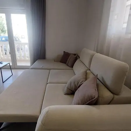 Guacka Near * Golem (Tirana)